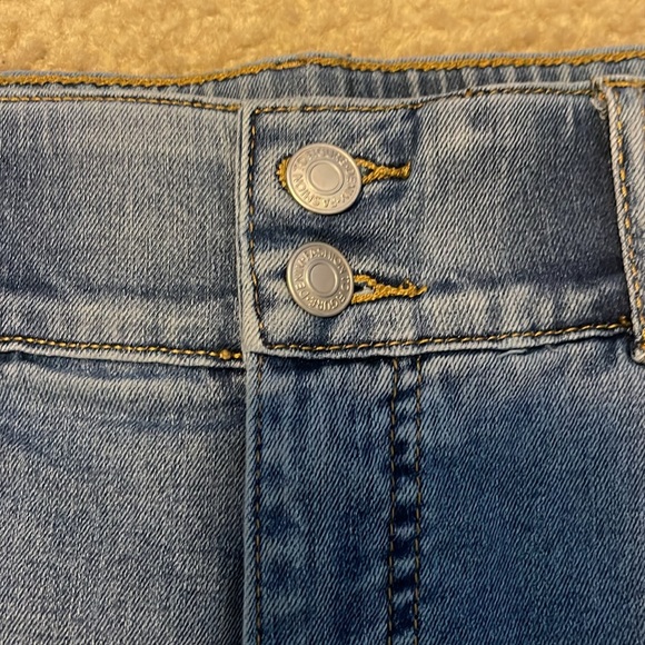 Fashion to Figure size 18 distressed denim shorts with elastic waist band - Picture 3 of 5